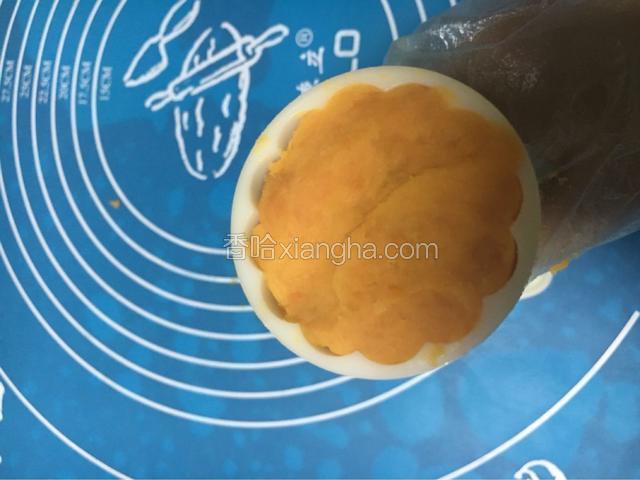 放入月饼模具，整形平整并轻轻推出