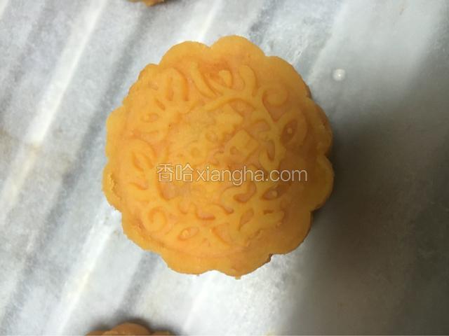 放入预热好的烤箱中层，上下火170度，烤制5分钟左右（主要是让巧克力融化）
