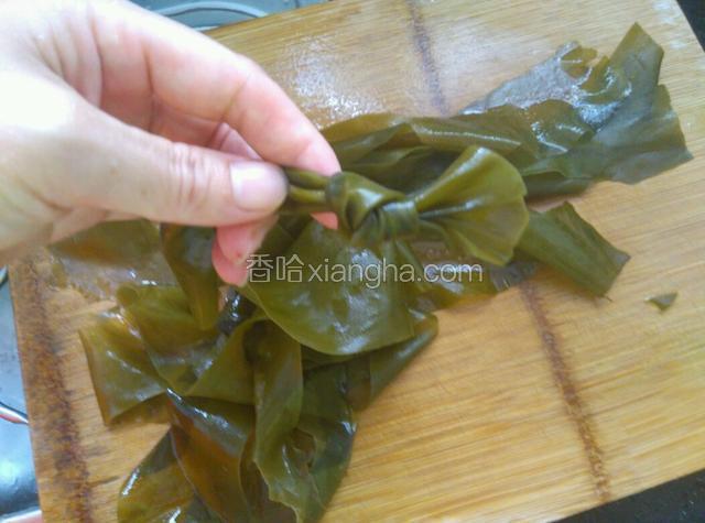 海带撕细条，打结。