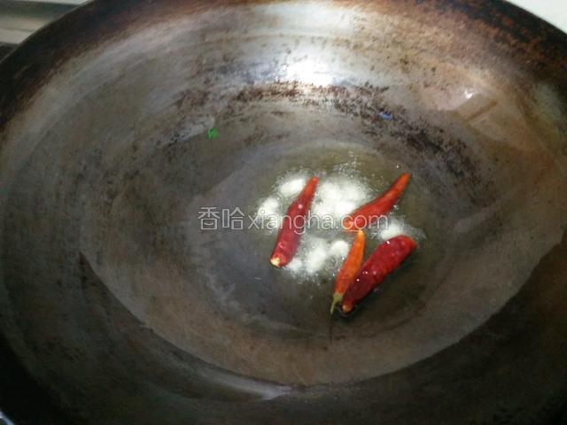 热锅下油，油热下辣椒和蒜末