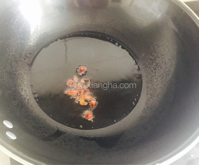 炒锅烧热放油，油可以稍微多一些，这样做出的面条比较松软，先把八角炒香