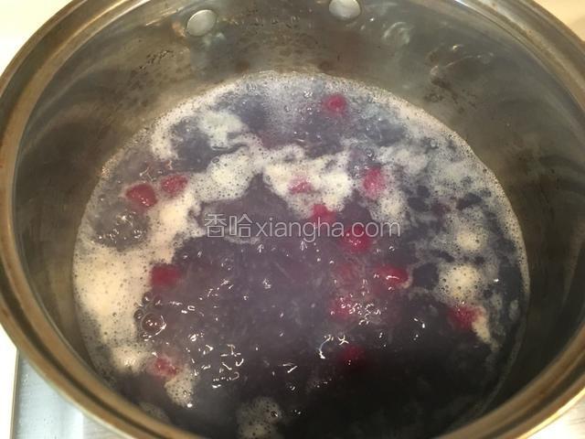 水煮沸后2-3分钟，芋圆漂起。再煮2-3分钟捞起。