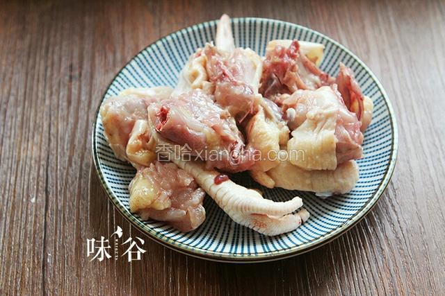 将鸡肉斩件。