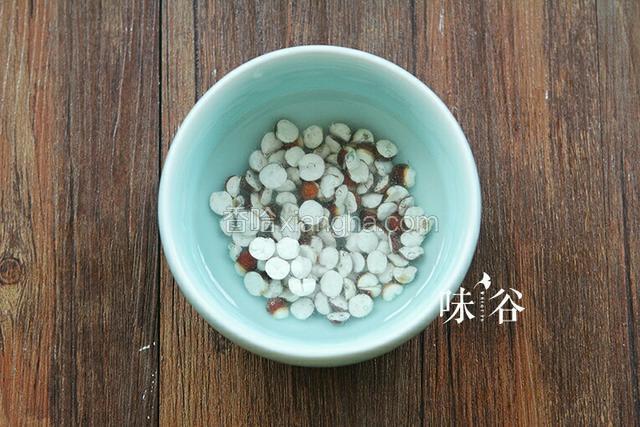 芡实洗干净后浸泡30分钟。