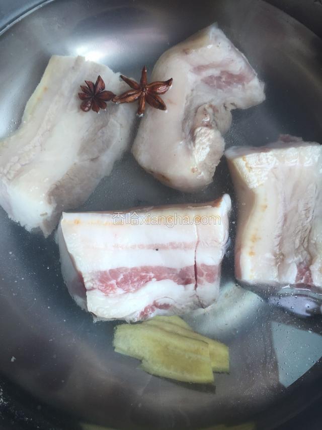 把五花肉切成段放入锅中加入八角生姜清水煮至十五分钟捞出沥干水分