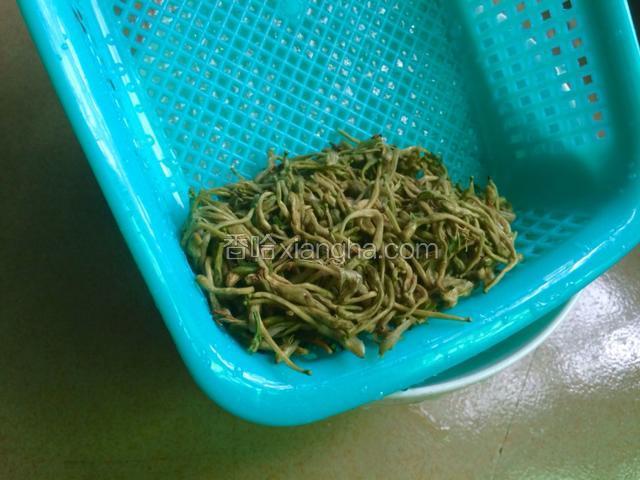 洗干净滤干水分的金银花，备用。