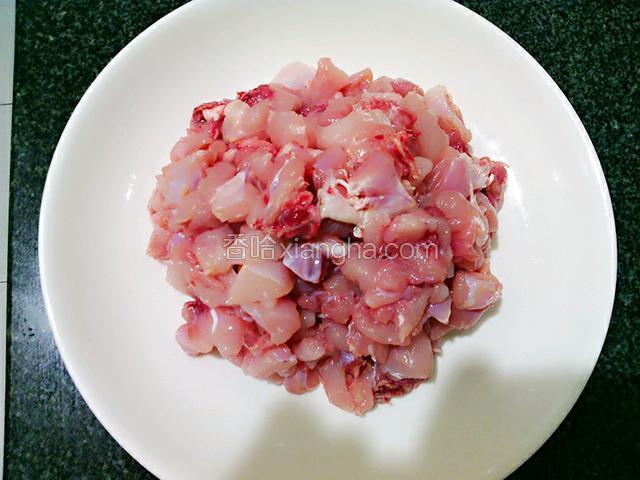 用刀剁成小块，剁小块点好便于入味