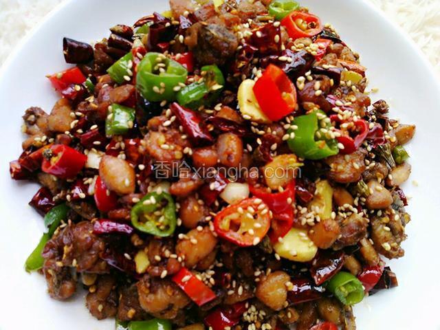 炒好的兔肉，放少许白芝麻，（不放芝麻也可以，根据个人喜欢，）