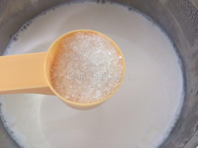 做好的酸奶加上细砂糖搅拌均匀，装进容器中放冰箱冷藏