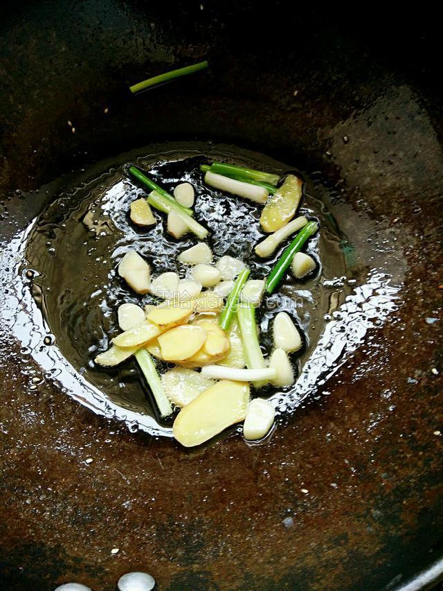 锅中留少许油把葱姜蒜爆香