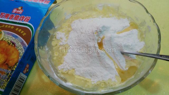 拿一个碗倒上适量的清水，把炸粉倒进去，再倒三汤勺玉米油进去，一起搅拌成糊