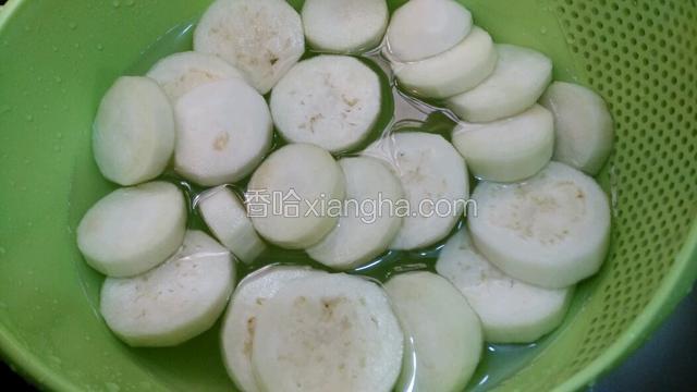 茄子去皮，切成2cm厚的圈，加一小勺盐在水里泡5分钟