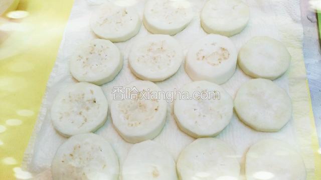 泡盐水后捞起来沥干水份或用厨房纸巾吸干水份
