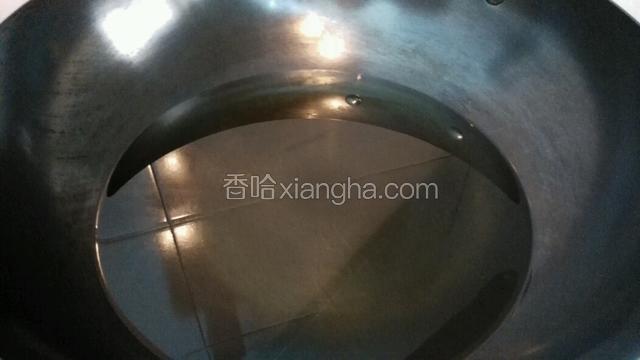开火热锅倒入适量的玉米油，能浸过茄子就好了
