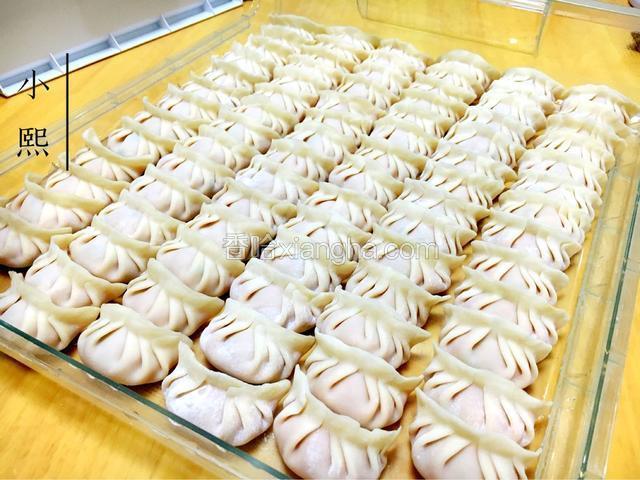 按前面几步把所有饺子做完。
