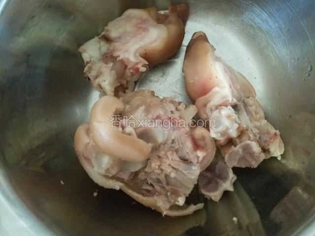 猪蹄儿捞出切块
