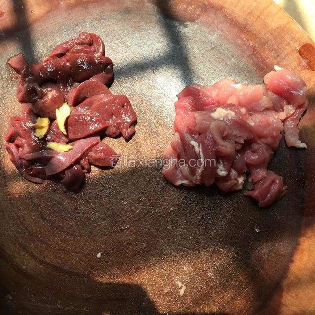猪肝 瘦肉切薄片 并分开加入盐 生抽 米酒 姜片腌制十分钟