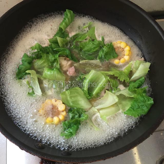 最后加入生抽 葱 面 盐 鸡精 花生油即可