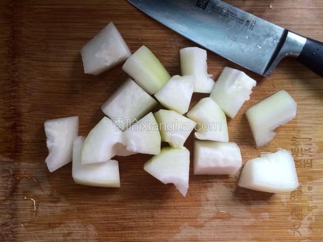 冬瓜切片，切块，装小碗