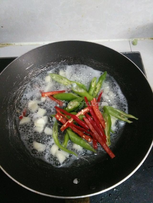 平地锅放油，下蒜  辣椒
