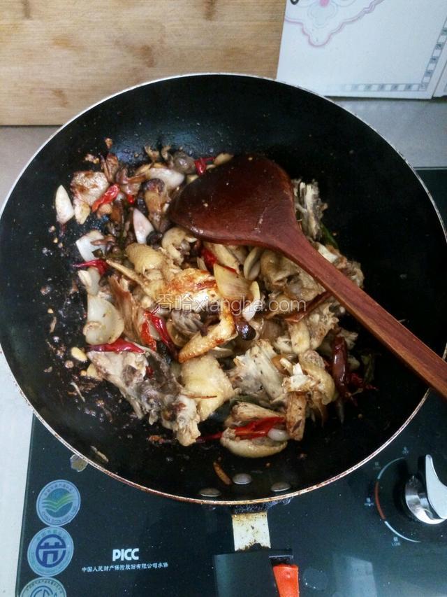 倒入撕好的鸡肉，加蚝油1勺，酱油1勺，翻炒，最后放盐，味精，再加入2勺酱油，来回翻炒，出锅！