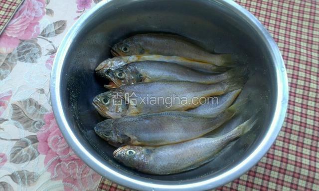 放盆里，放盐，胡椒粉，料酒拌匀腌制入味半小时