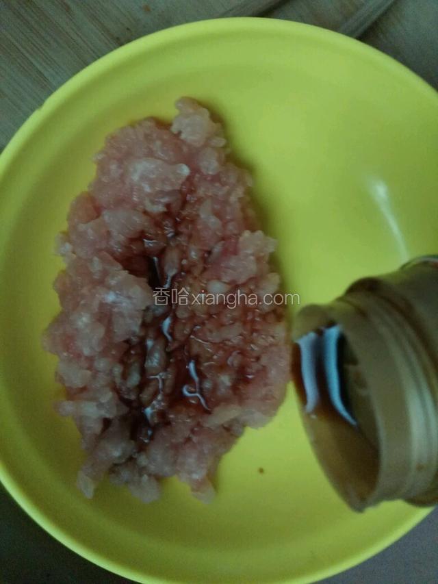 装入碗里，倒点生抽