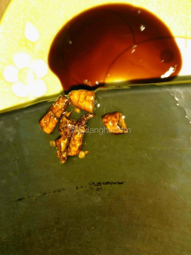 准备一个碗，倒入适量生抽，锅里放玉米油烧热，倒入生抽一起（辣椒可不放）