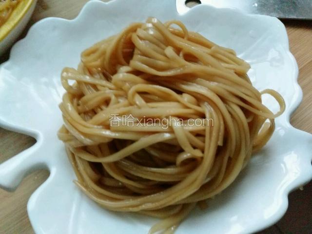 摆在盘子里