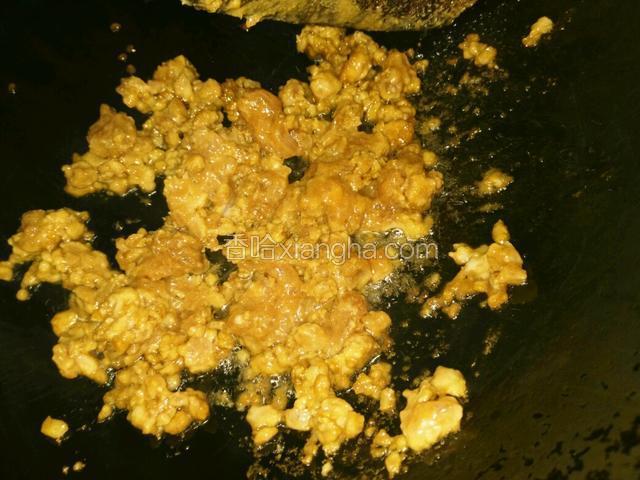 锅里热油，放入肉末煸炒