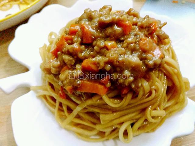 摆在面条上面，再洒点熟白芝麻，很香哦！