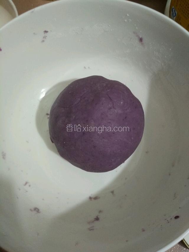 紫薯也同样去皮压成泥加入白糖拌匀，再加入淀粉和成团