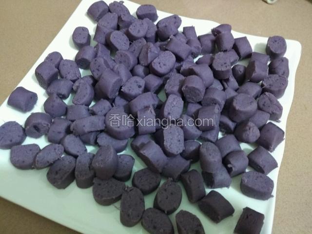 紫薯也同样做法，刷成长条再切成一小小段