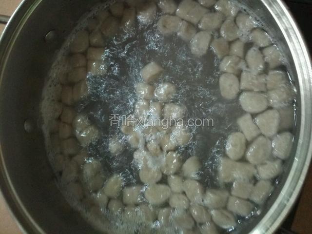 上锅烧水，水开了先放香芋煮，煮到香芋完全浮起来就熟了，捞出来放凉白开里