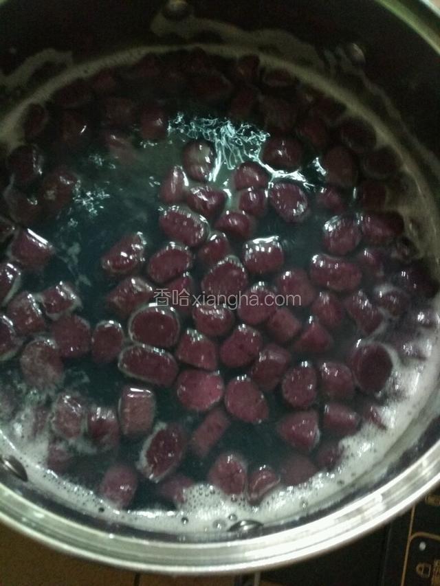 用刚才的水继续煮紫薯，也是一样煮到紫薯完全浮起来，再捞出来也放到凉白开里