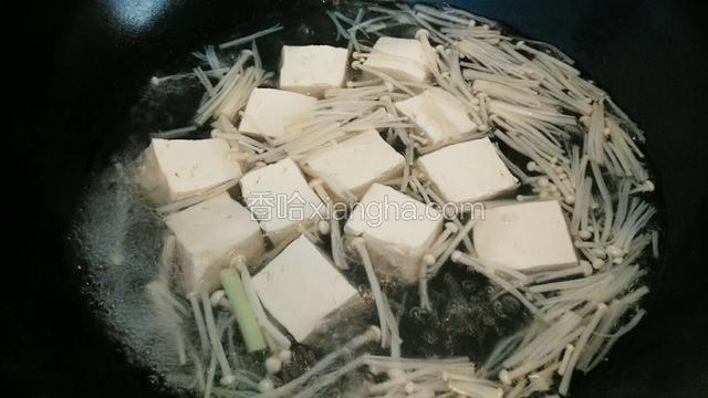水开了，先把金针菇和豆腐放下去