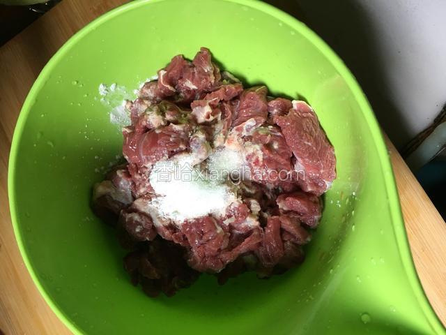  将肉片切好后，加入适量的生粉 盐 白糖拌匀，静置20分钟
