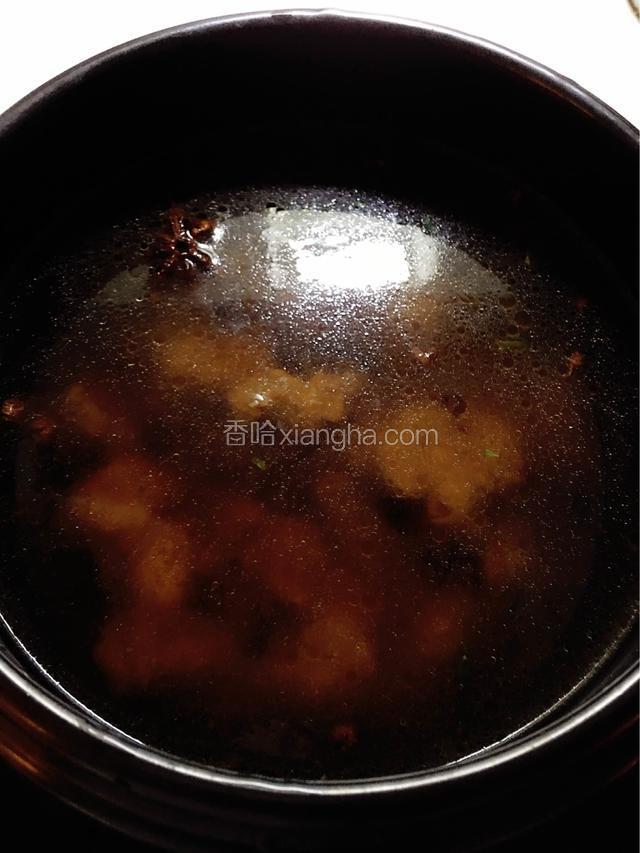 将牛腩倒入砂锅中，加水没过牛腩炖30分钟