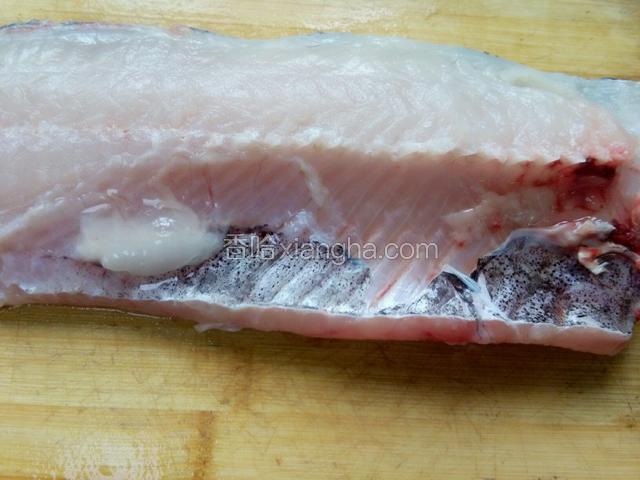 取草鱼一条的一半肉，从尾部往头部片把整个鱼肉片下来