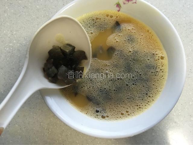 然后放入切好的海参，