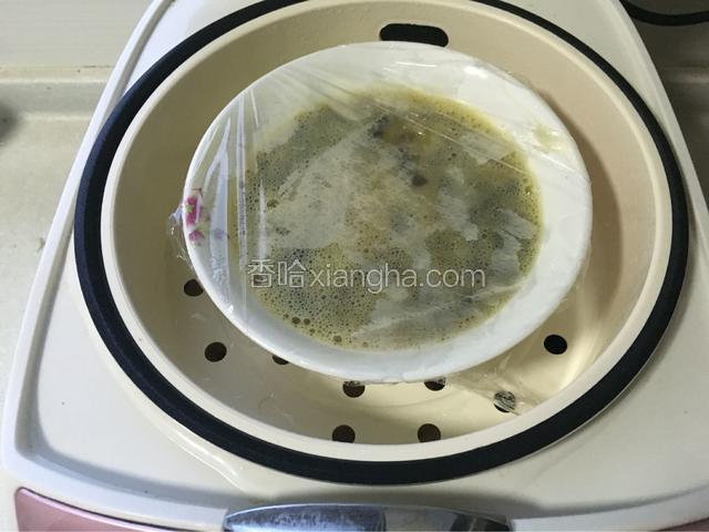 放入电饭煲内蒸上二十分钟左右（水开后放入），焖上几分钟。