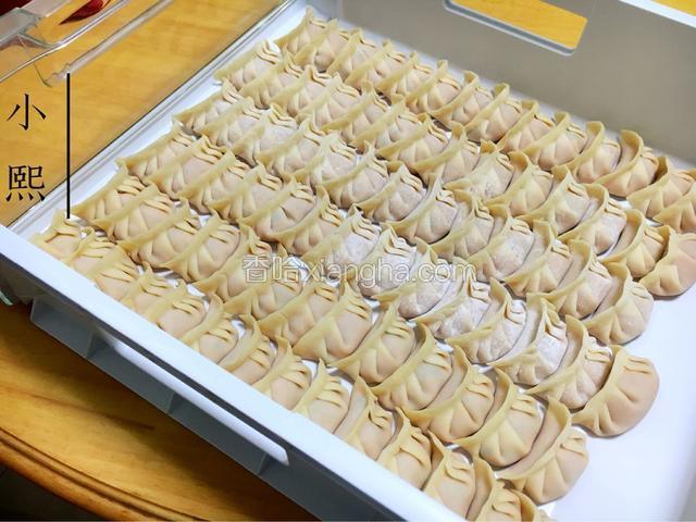 按前面几步把所有饺子做完。