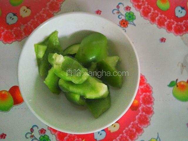 青椒洗净掰小块