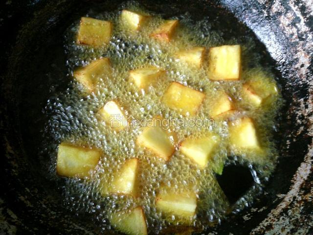 锅中倒适量大豆油，七成热下茄子