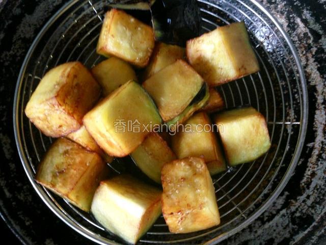 茄子炸至金黄捞出控油