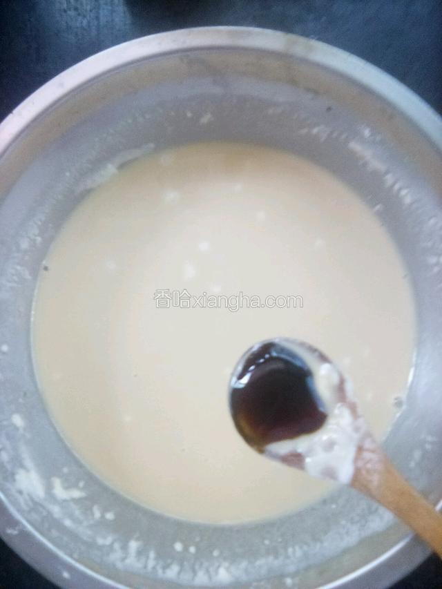 加入酱油后搅匀，成淡黄色了，再加入耗油