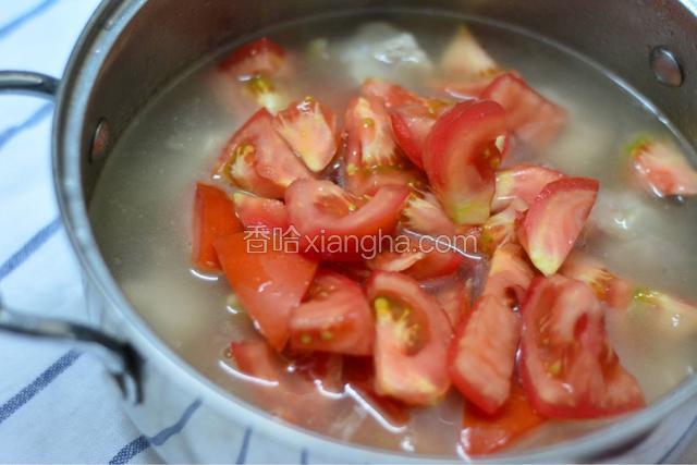 30分后将番茄全部倒入再煮上10分钟。