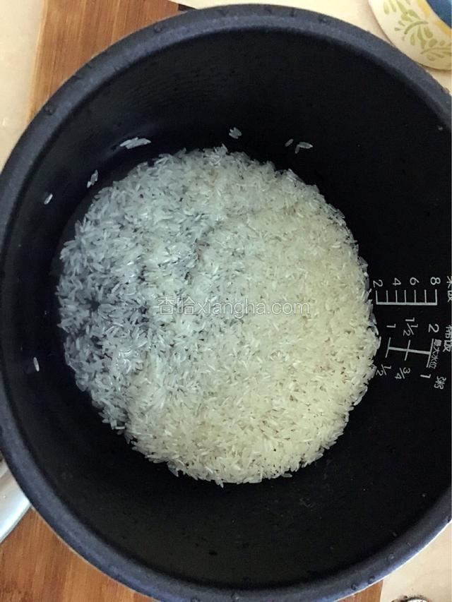 大米先淘洗干净