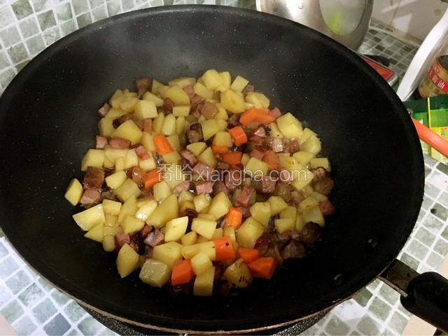 肉炒好后加入土豆一起翻炒
