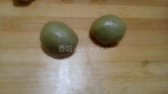 我只取了一小部分面团加入抹茶粉揉均，剩下的面团我做了别的颜色的，这个随自己意！